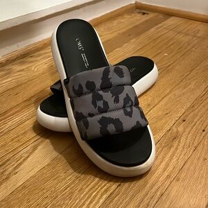 Tom’s Mallow Slides. Size 9.